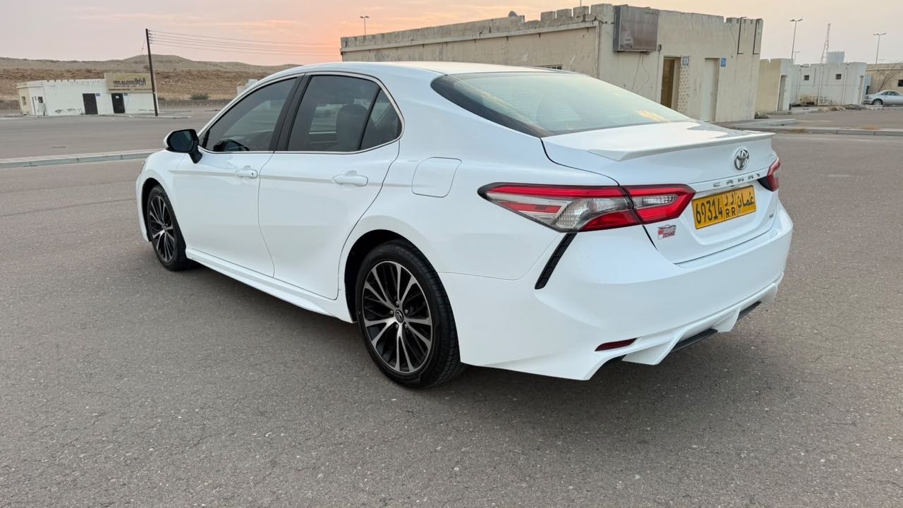 Car Image 2018 TOYOTA CAMRY SE
