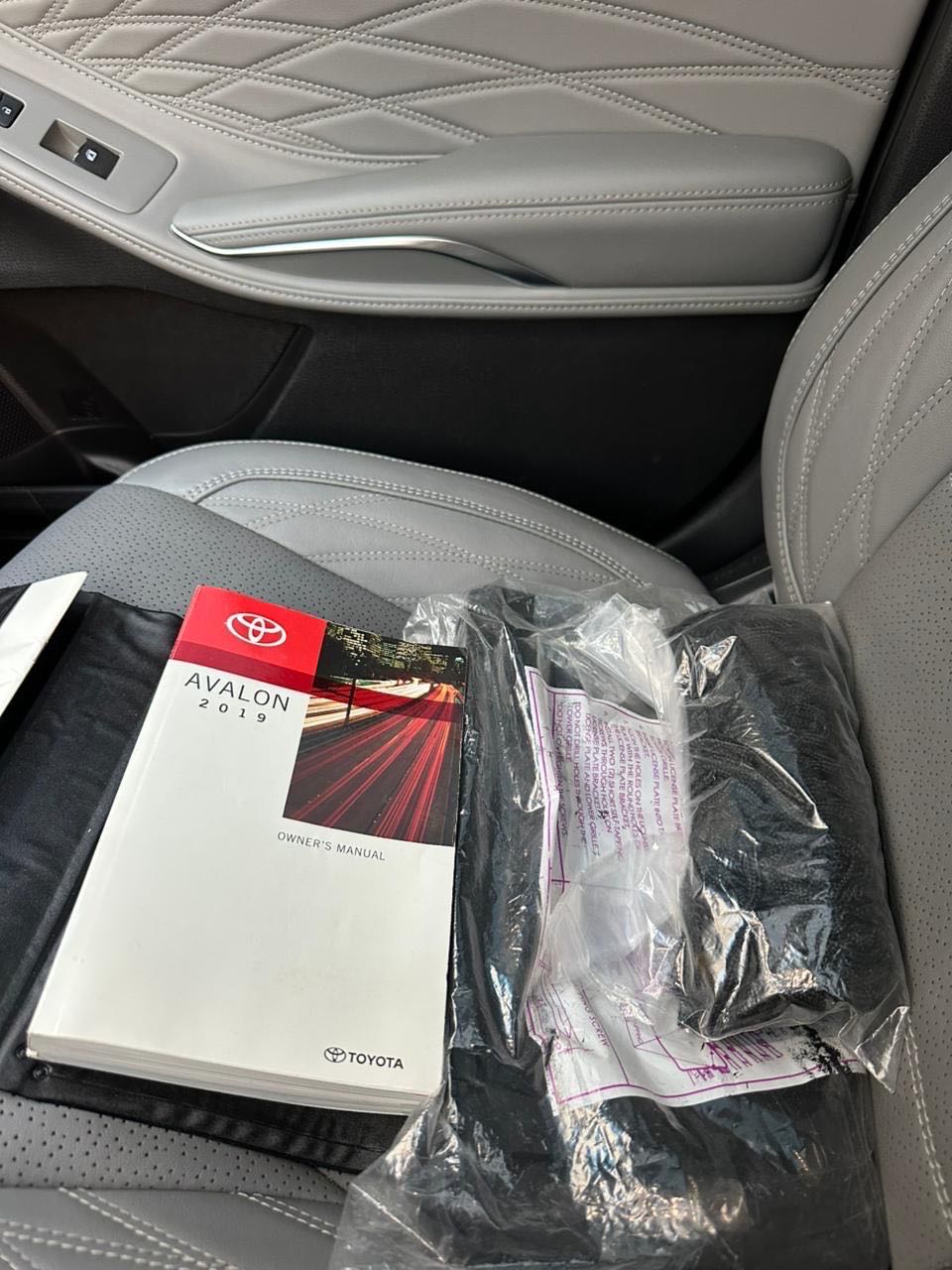 Car Image 2019 TOYOTA AVALON LIMITED