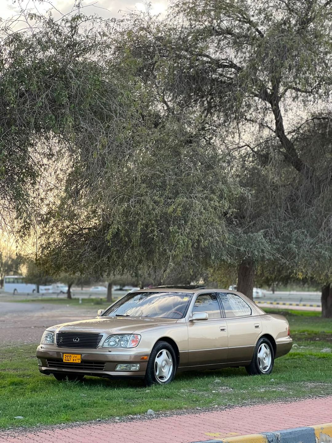 Car Image 1998 LEXUS LS 400