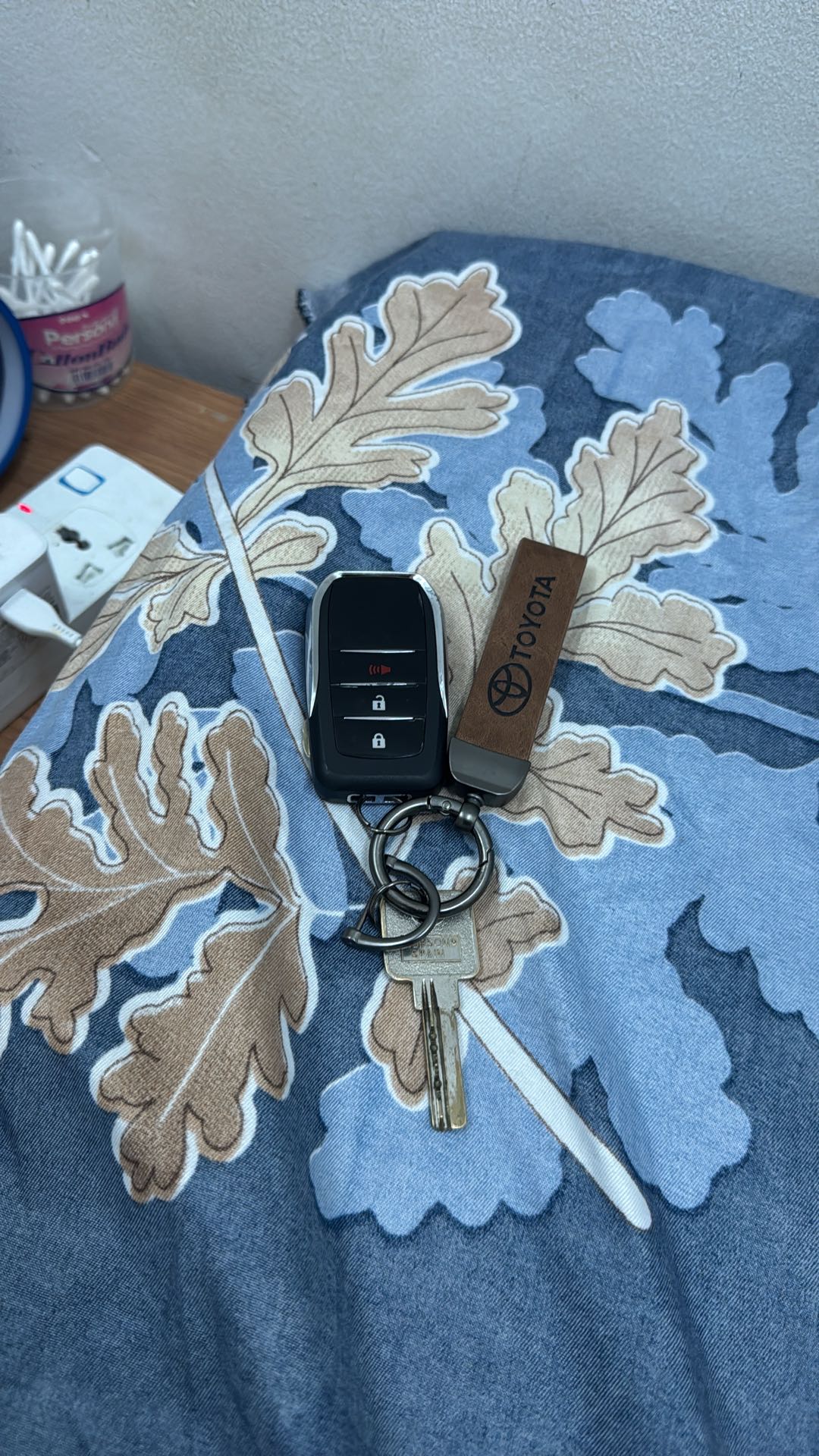 Car Image 2018 TOYOTA RAV4 LE