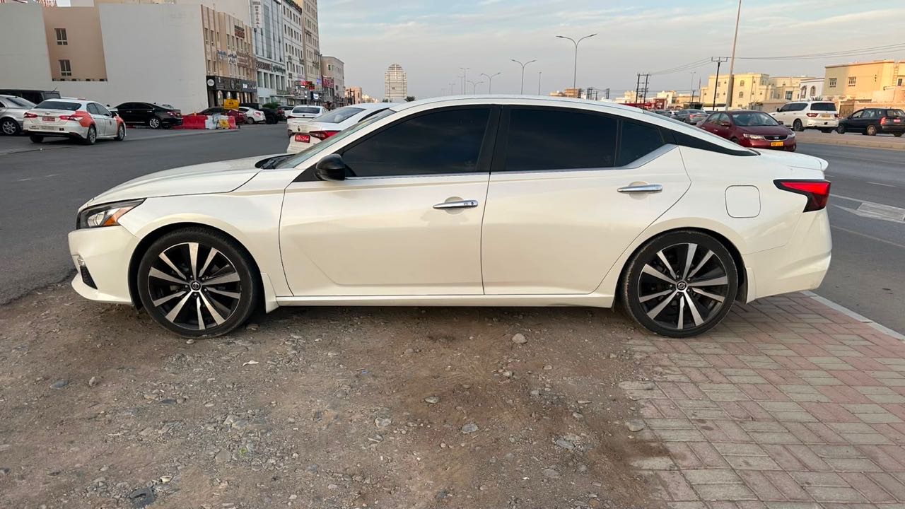 Car Image 2019 NISSAN ALTIMA SR