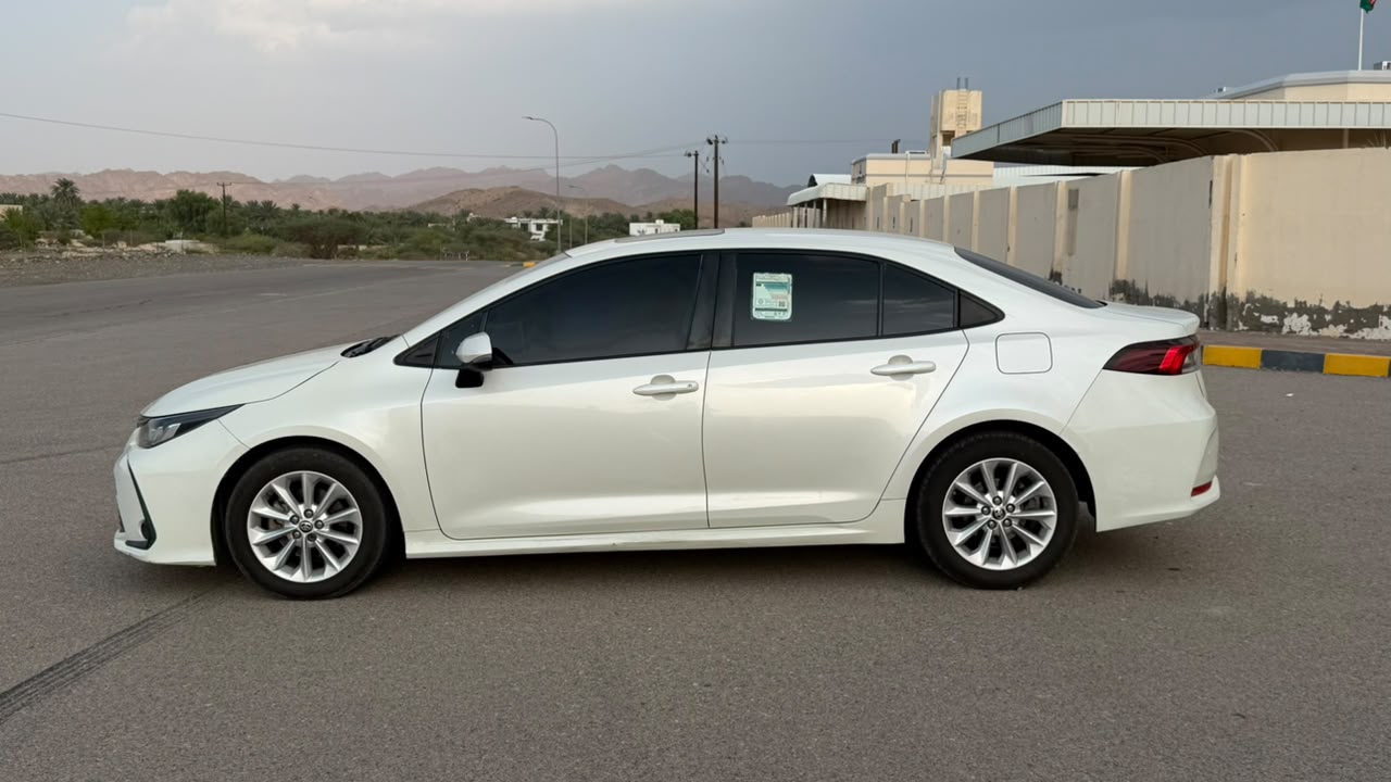 Car Image 2020 TOYOTA COROLLA LE
