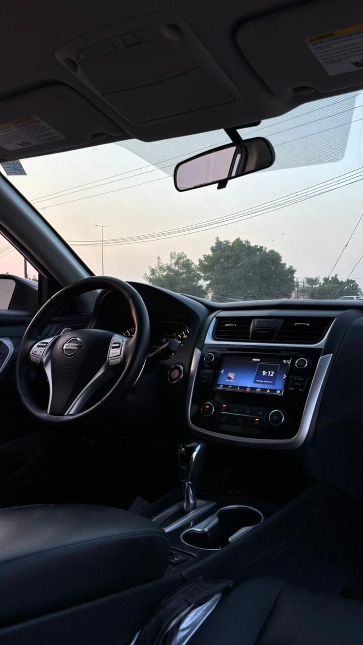 Car Image 2018 NISSAN ALTIMA SR