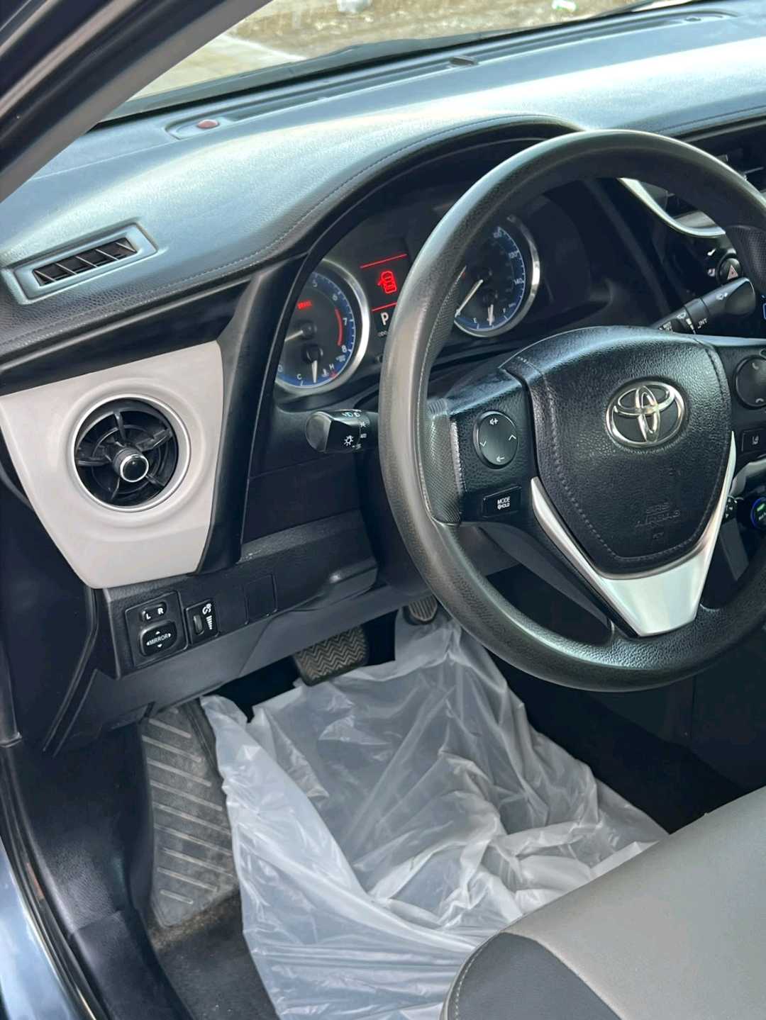 Car Image 2018 TOYOTA COROLLA LE