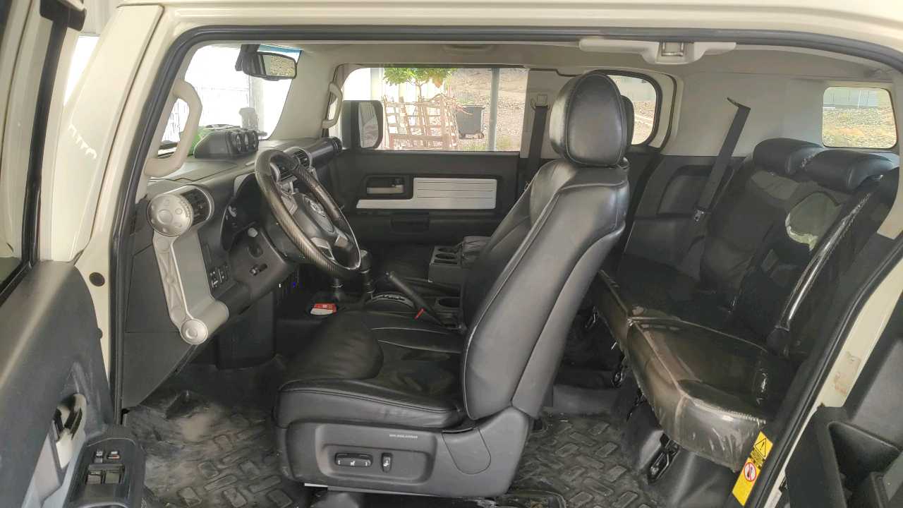 Car Image 2010 TOYOTA FJ CRUISER 