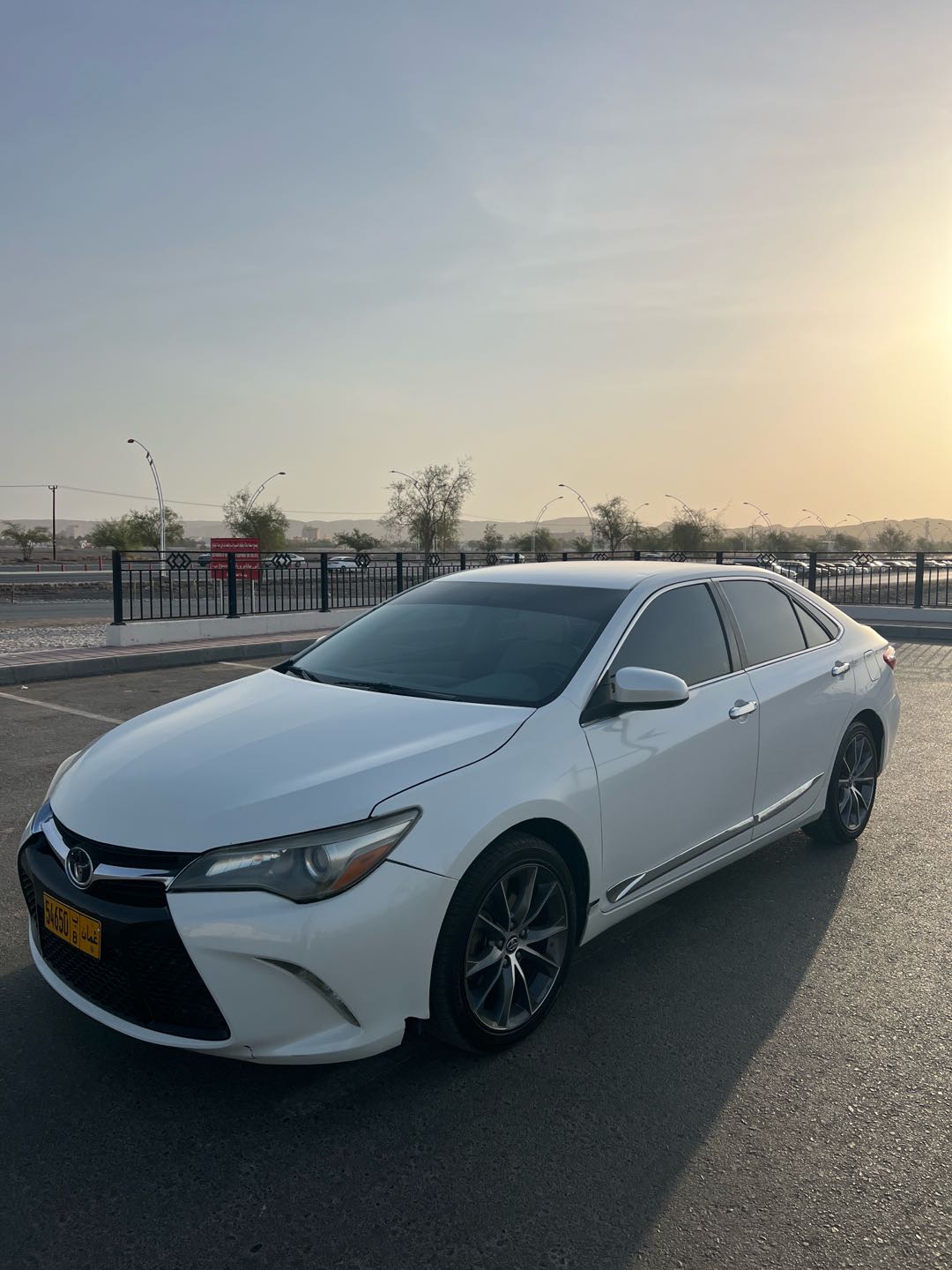 Car Image 2015 TOYOTA CAMRY SE