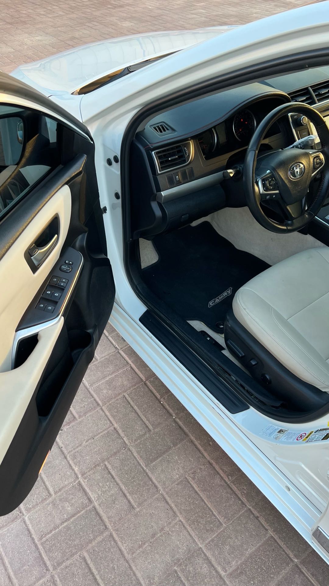 Car Image 2015 TOYOTA CAMRY SE