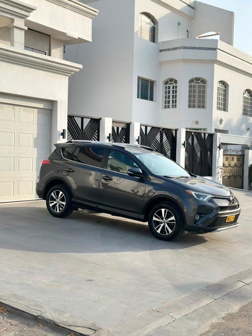 Car Image 2018 TOYOTA RAV4 XLE