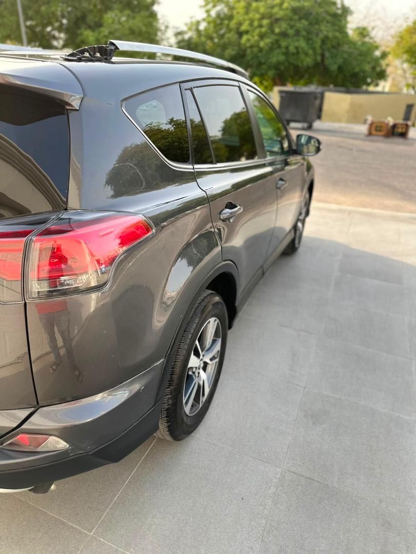 Car Image 2018 TOYOTA RAV4 XLE
