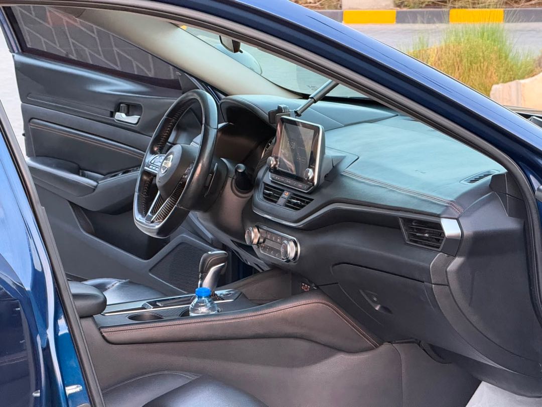 Car Image 2019 NISSAN ALTIMA SR