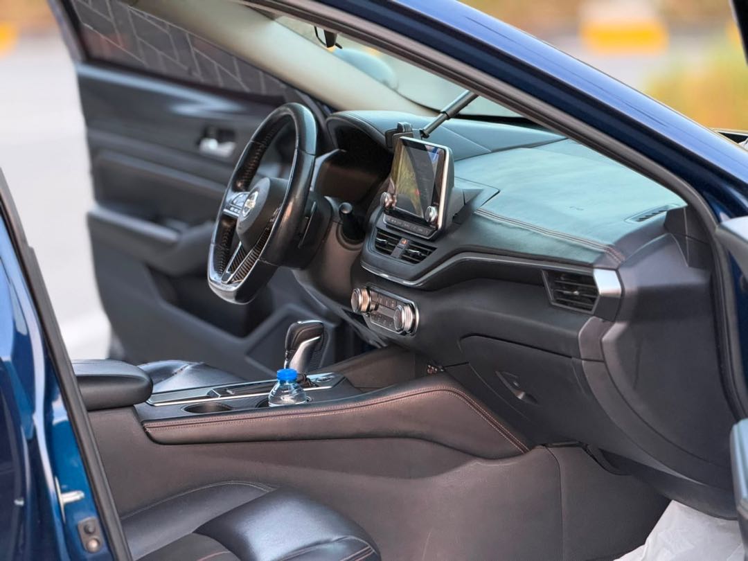 Car Image 2019 NISSAN ALTIMA SR