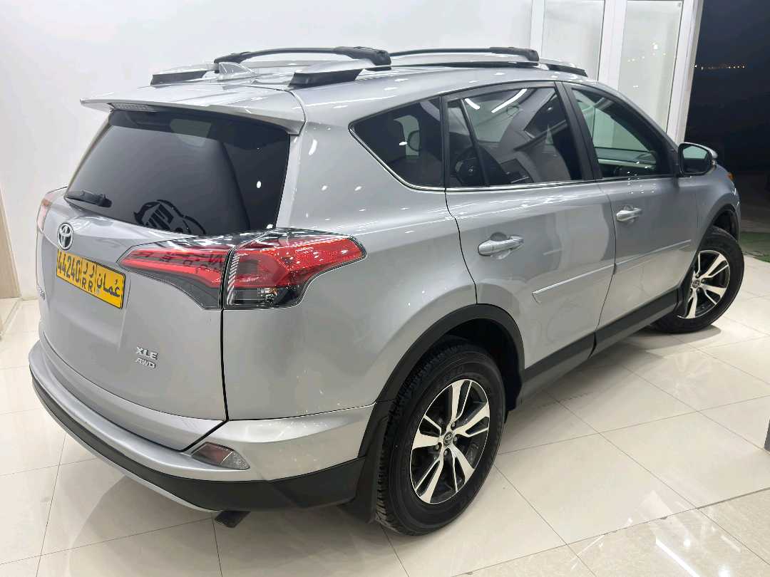 Car Image 2018 TOYOTA RAV4 XLE