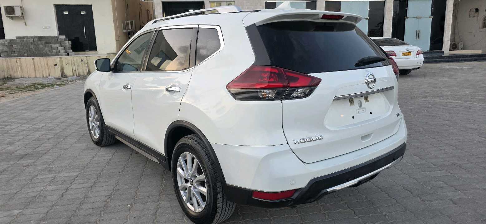 Car Image 2019 NISSAN ROGUE SV