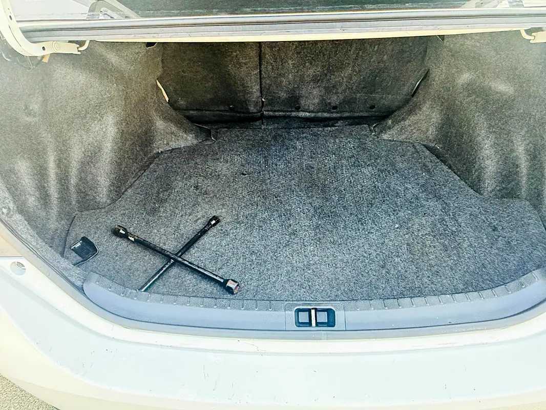 Car Image 2017 TOYOTA COROLLA LE