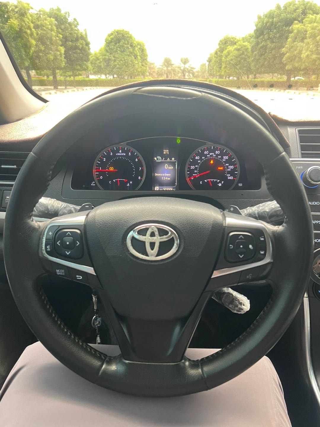 Car Image 2015 TOYOTA CAMRY SE