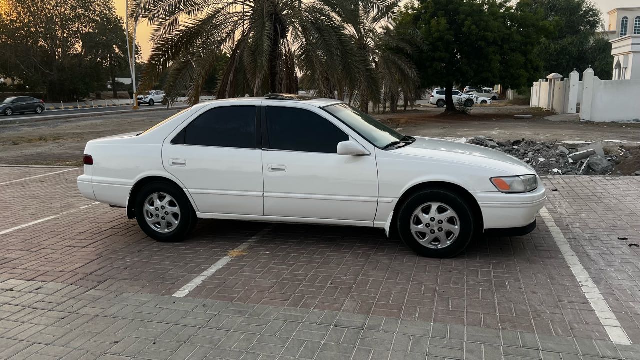 Car Image 1999 TOYOTA CAMRY LE