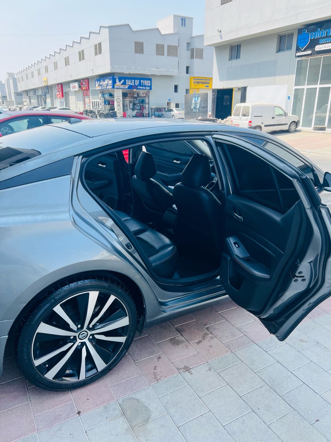 Car Image 2019 NISSAN ALTIMA SR