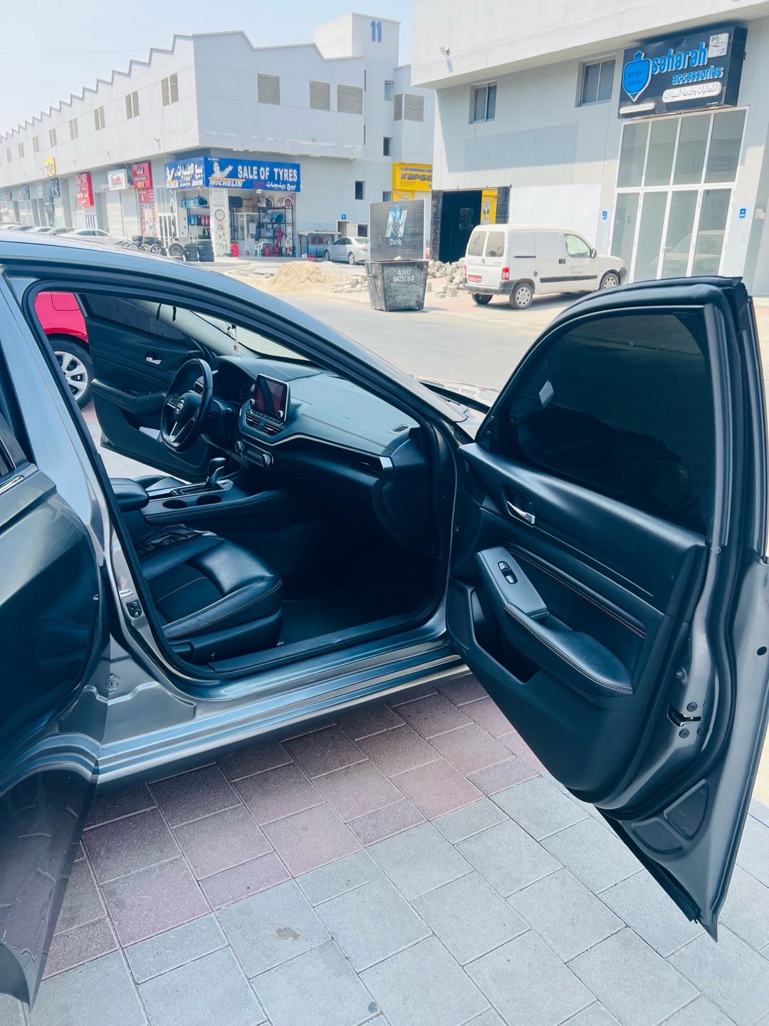 Car Image 2019 NISSAN ALTIMA SR