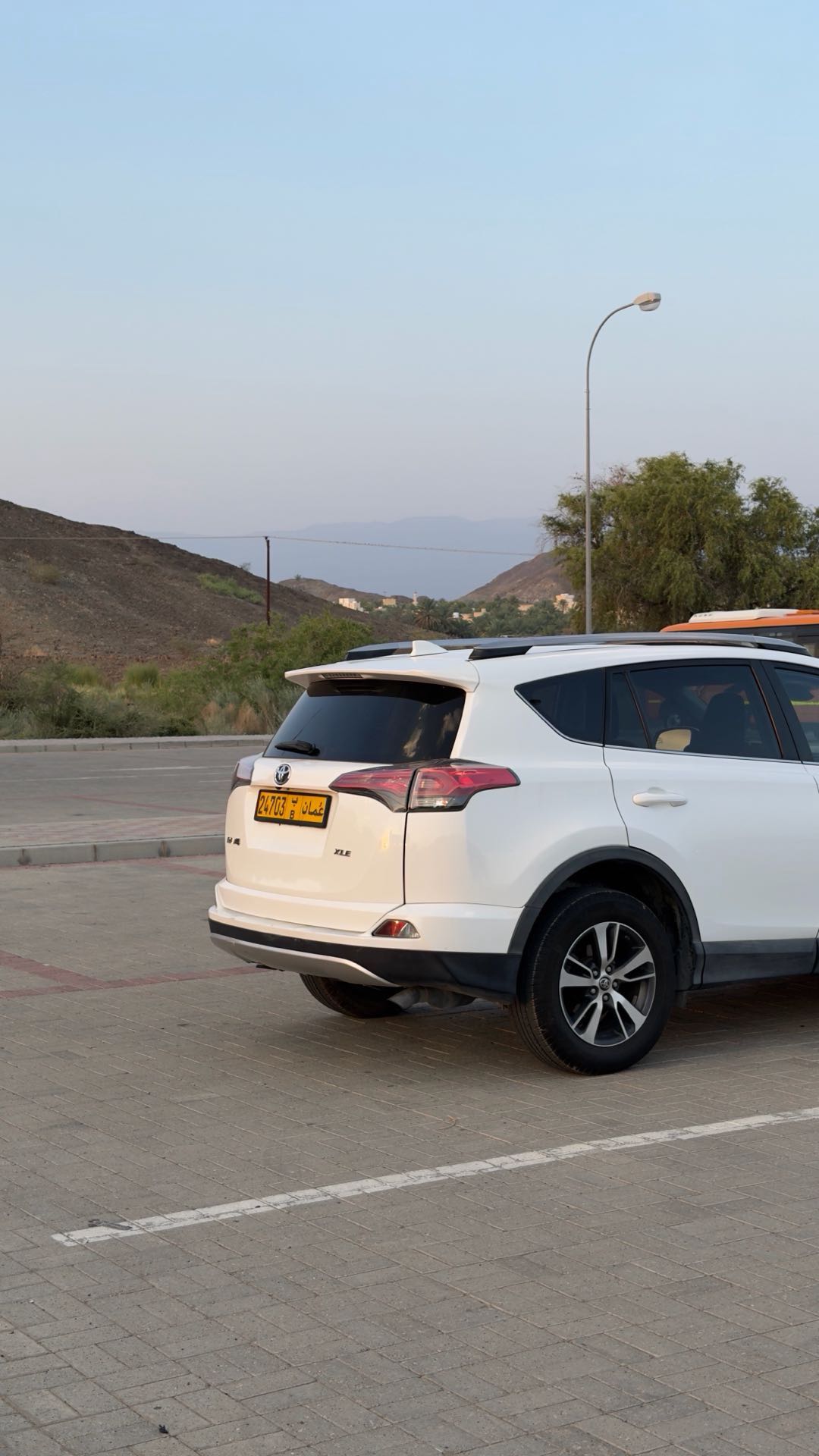Car Image 2018 TOYOTA RAV4 XLE