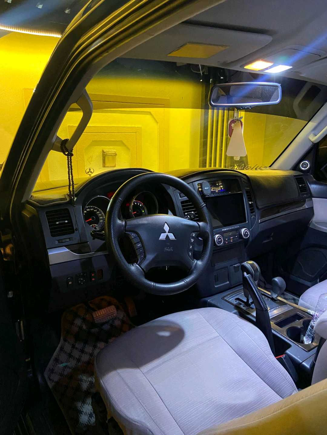Car Image 2011 MITSUBISHI PAJERO 