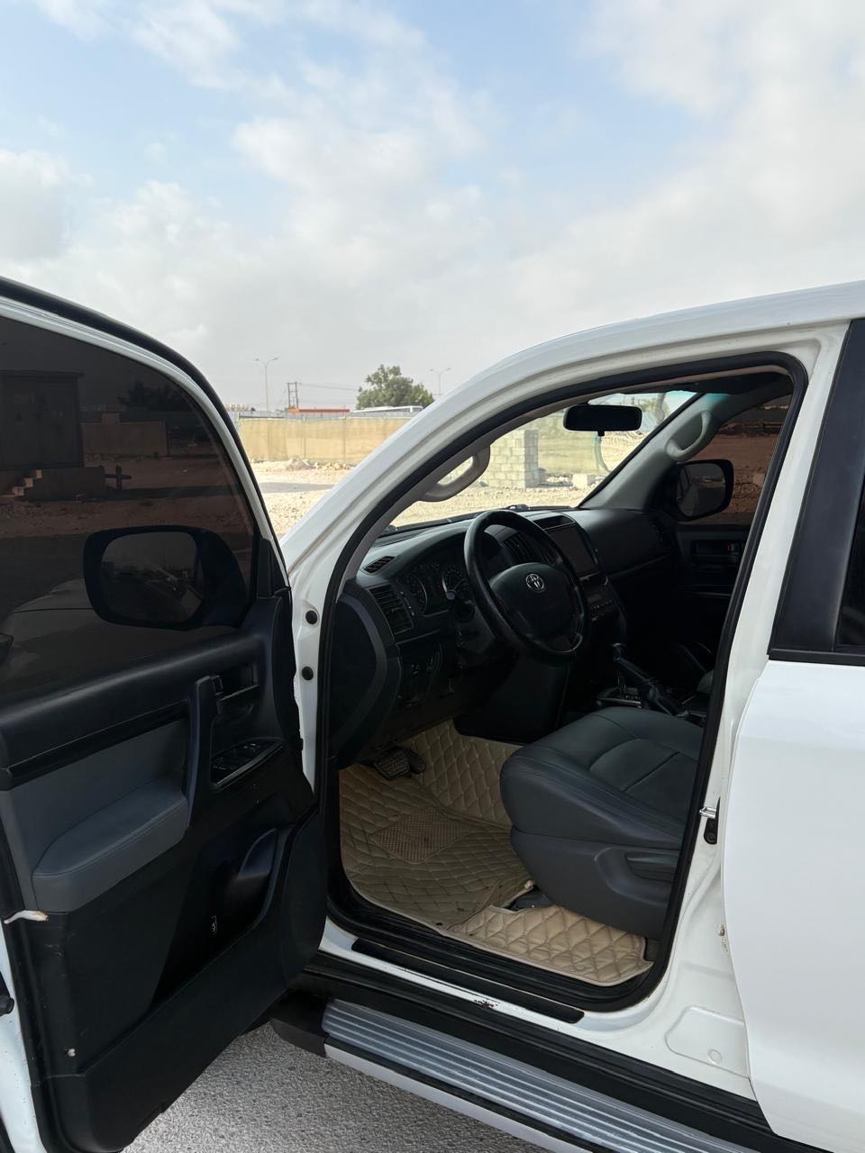 Car Image 2011 TOYOTA LAND CRUISER GX