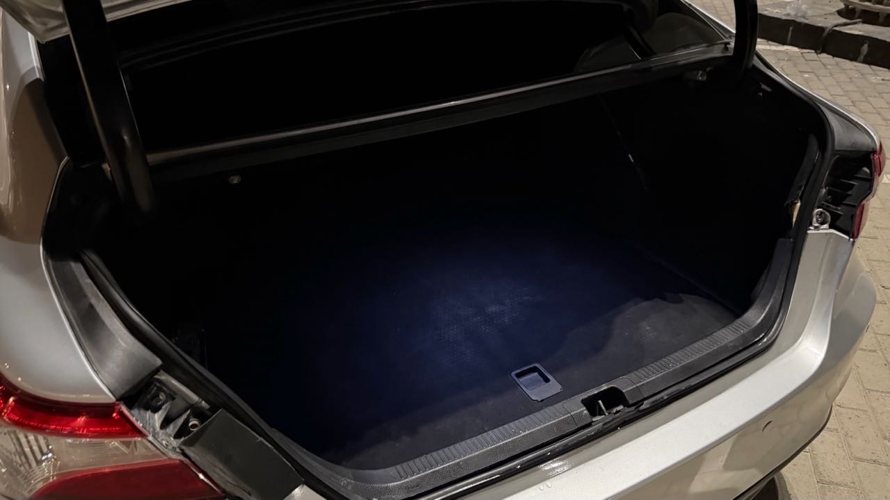 Car Image 2018 TOYOTA CAMRY LE