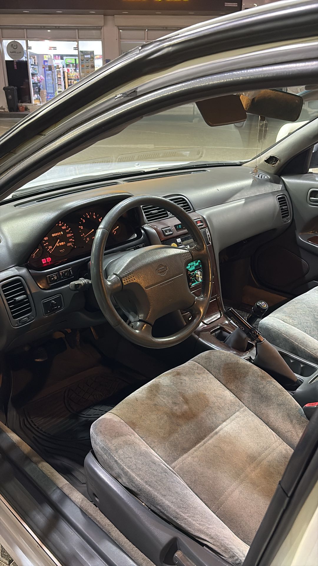 Car Image 1997 NISSAN MAXIMA PLATINUM