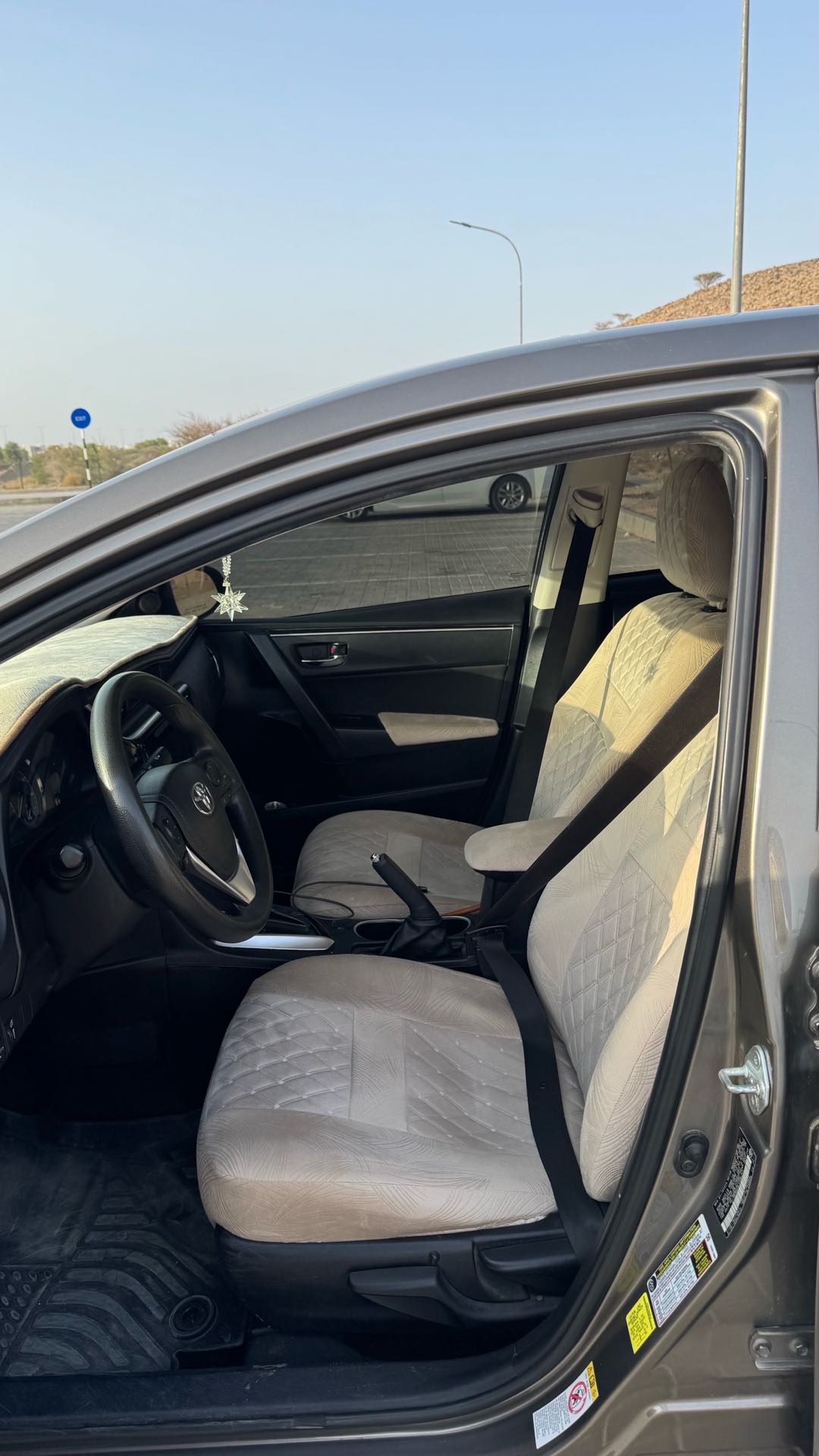 Car Image 2018 TOYOTA COROLLA LE