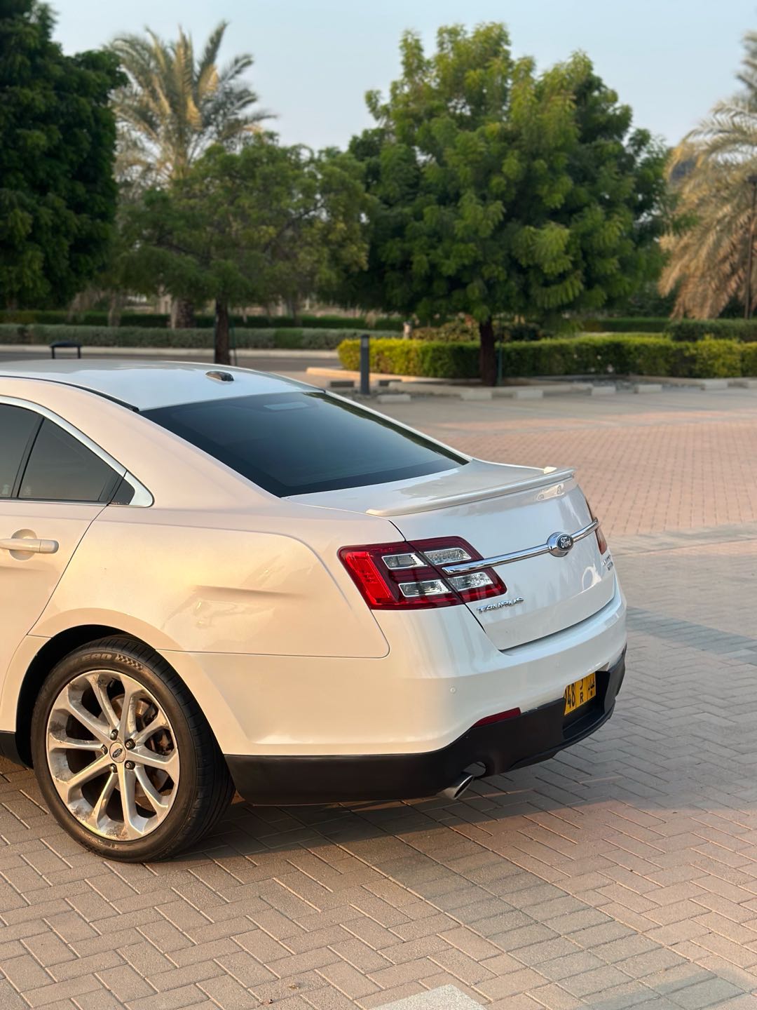 Car Image 2017 FORD TAURUS Limited