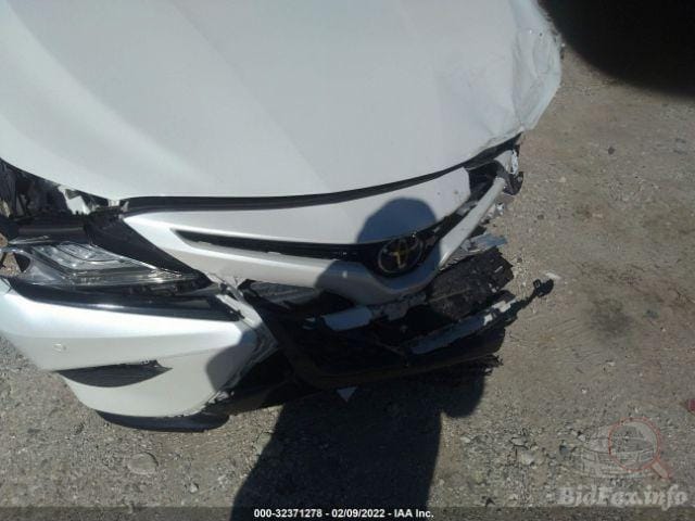 Car Image 2018 TOYOTA CAMRY XSE