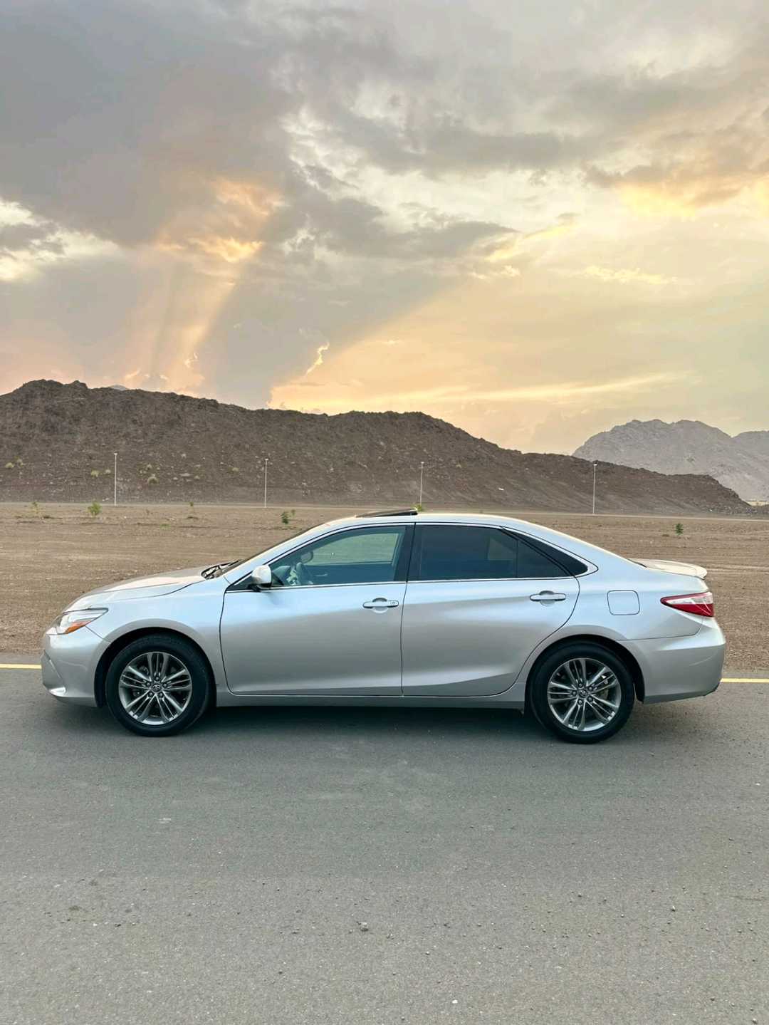 Car Image 2017 TOYOTA CAMRY SE