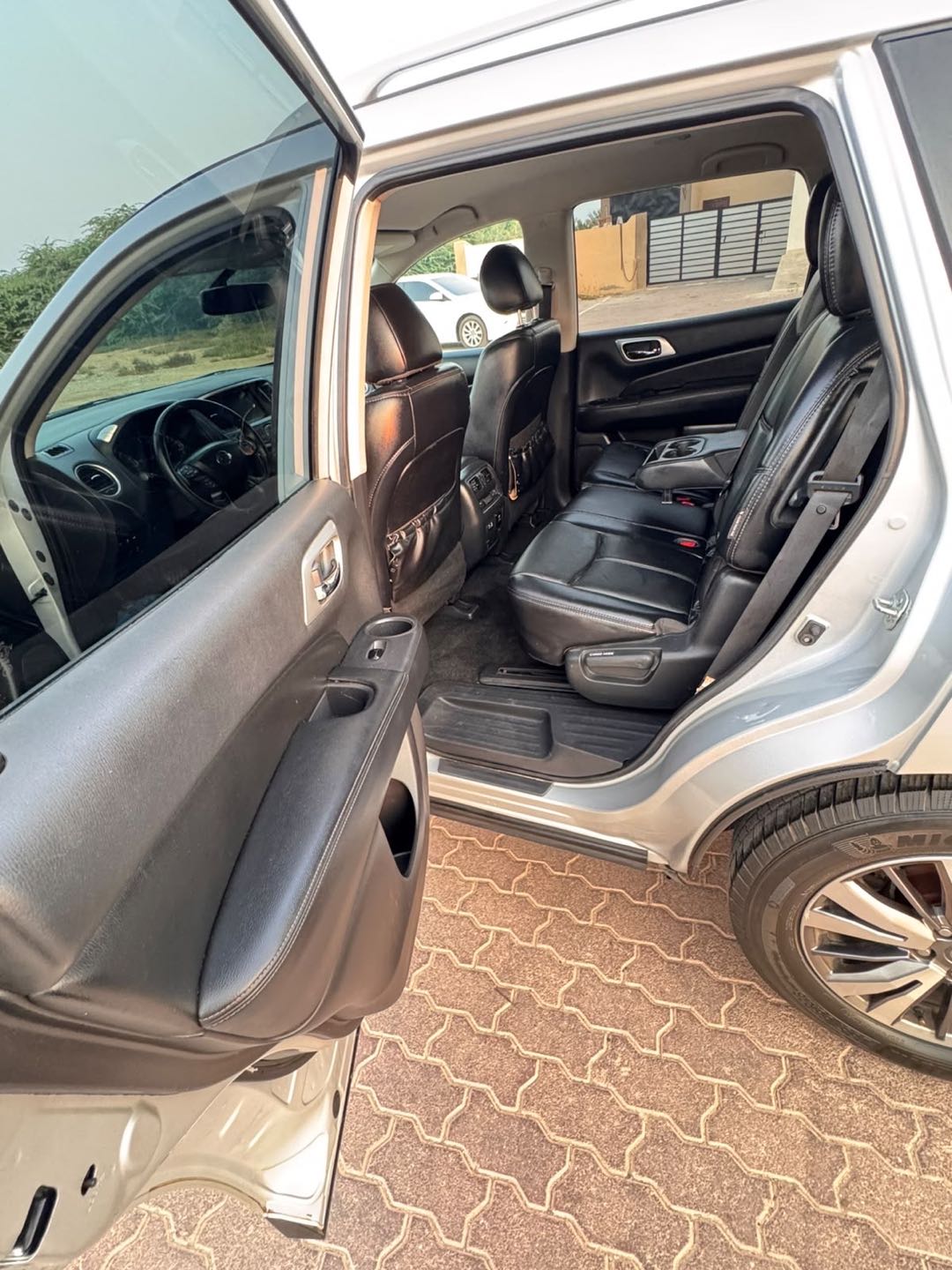 Car Image 2019 NISSAN PATHFINDER SL