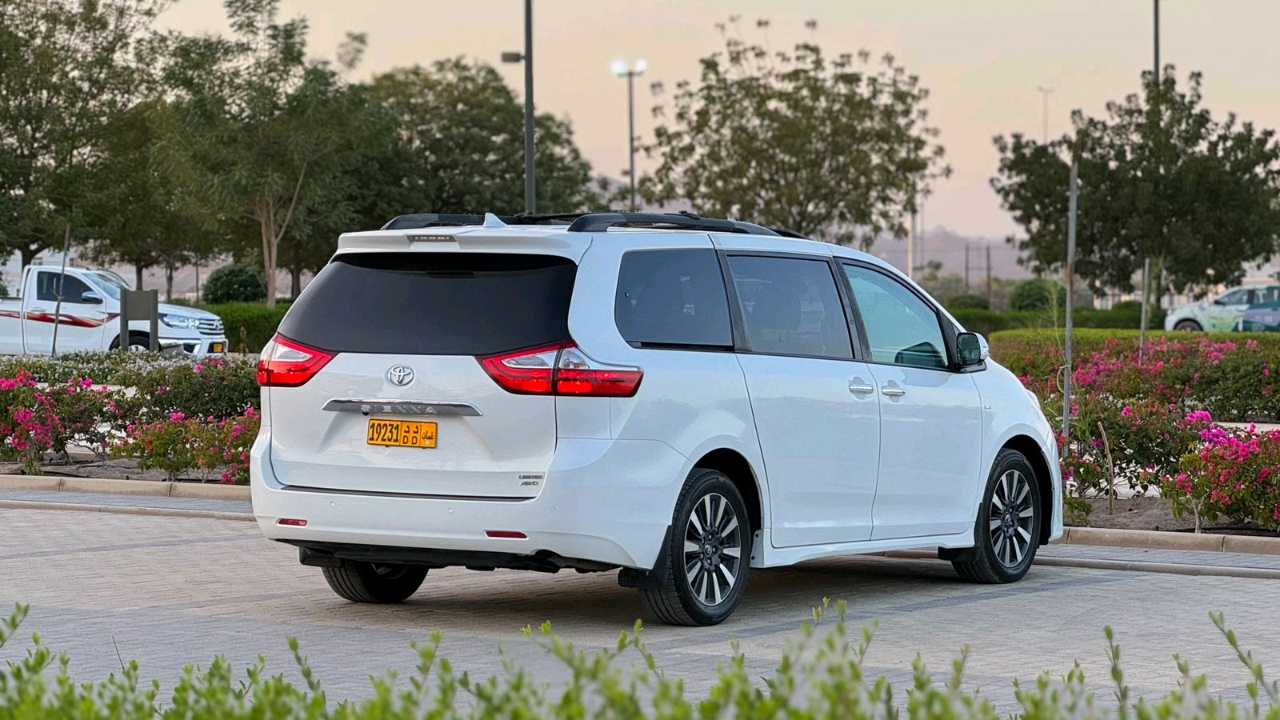 Car Image 2019 TOYOTA SIENNA 