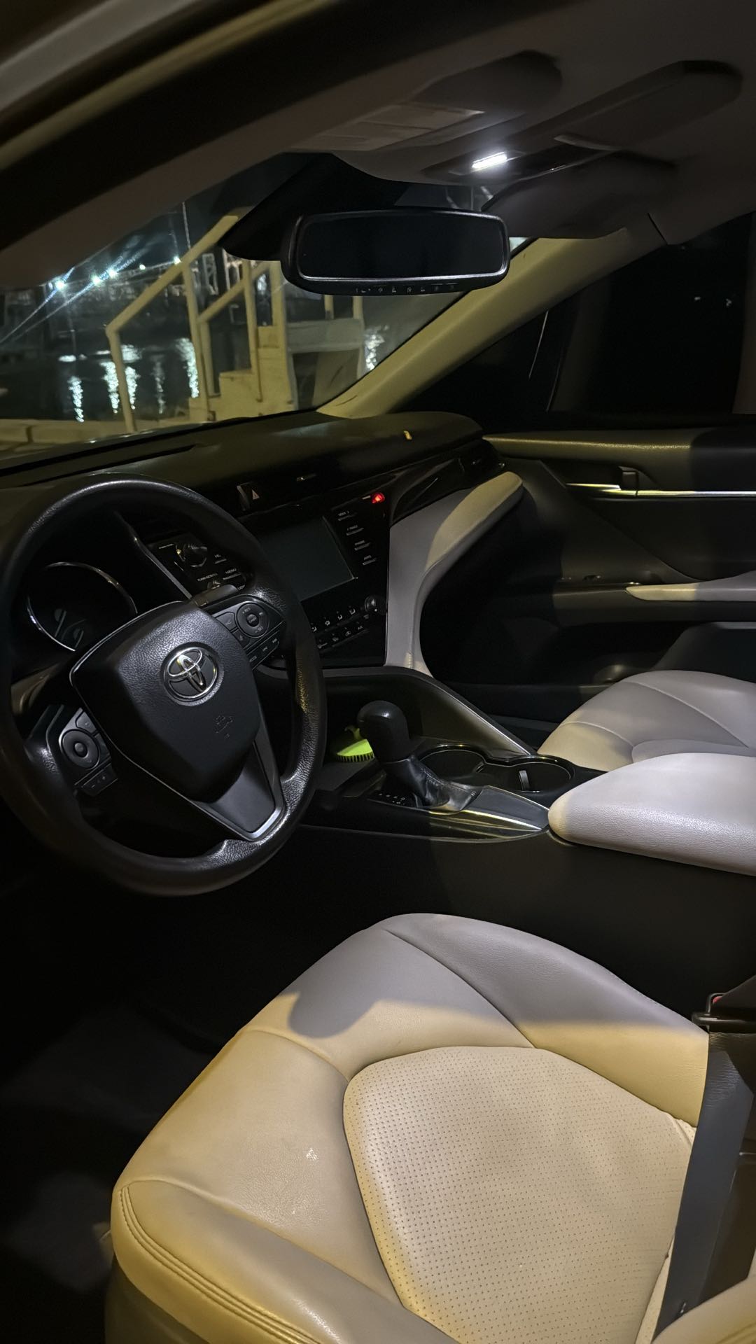 Car Image 2019 TOYOTA CAMRY LE