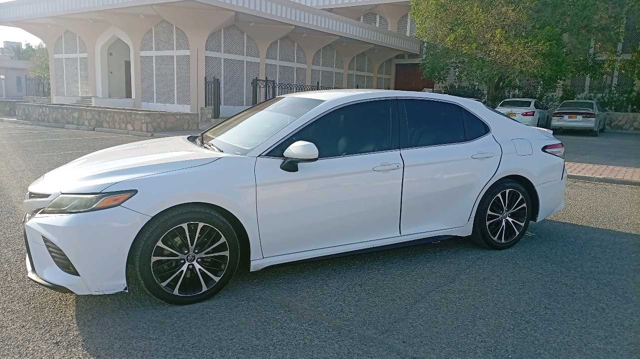 Car Image 2018 TOYOTA CAMRY SE