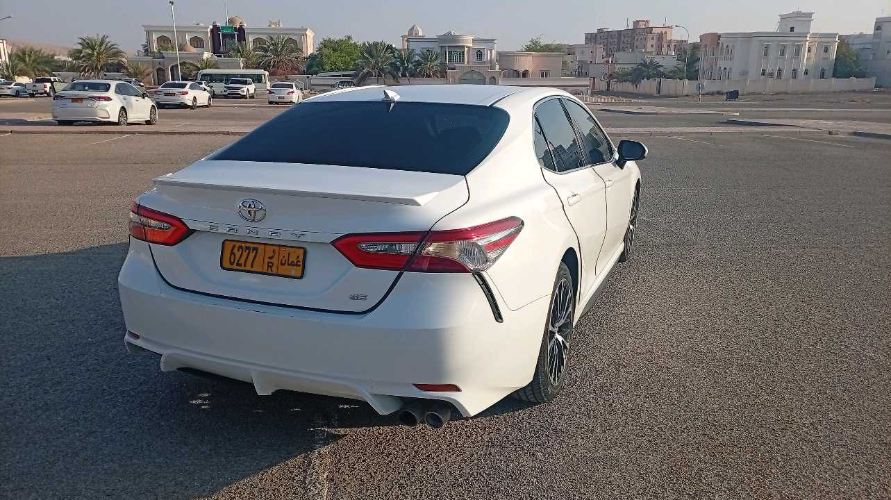 Car Image 2018 TOYOTA CAMRY SE