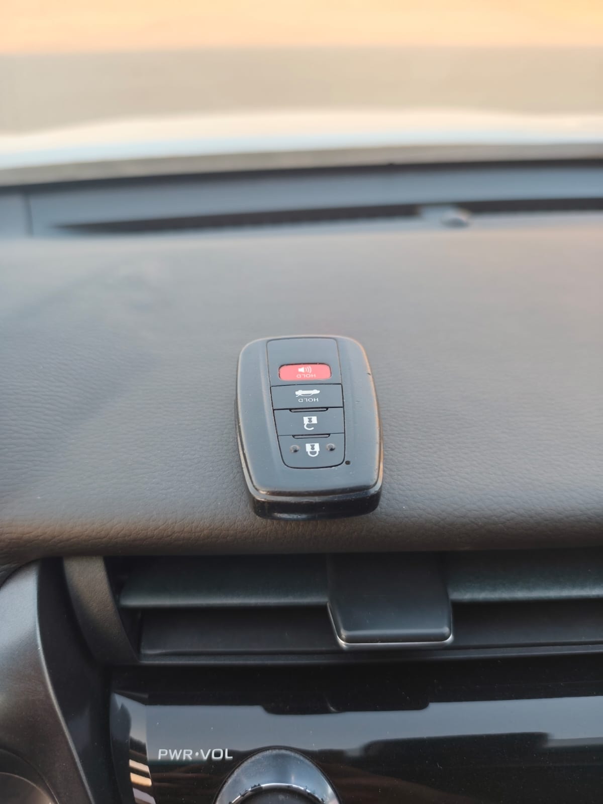 Car Image 2018 TOYOTA CAMRY LE