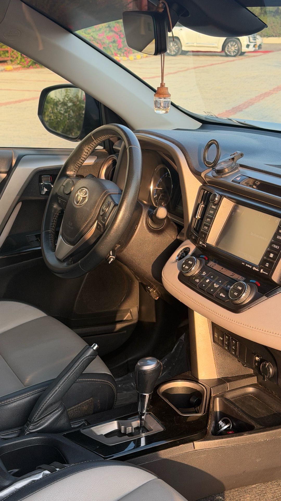 Car Image 2018 TOYOTA RAV4 LIMITED