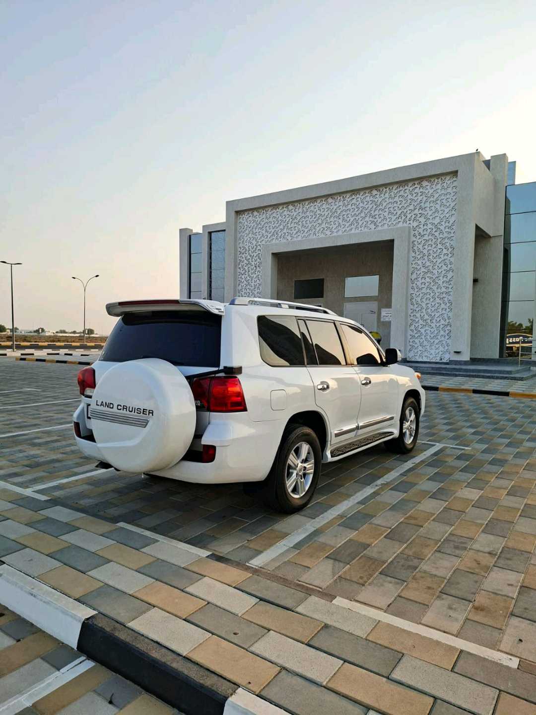 Car Image 2015 TOYOTA LAND CRUISER GX.R