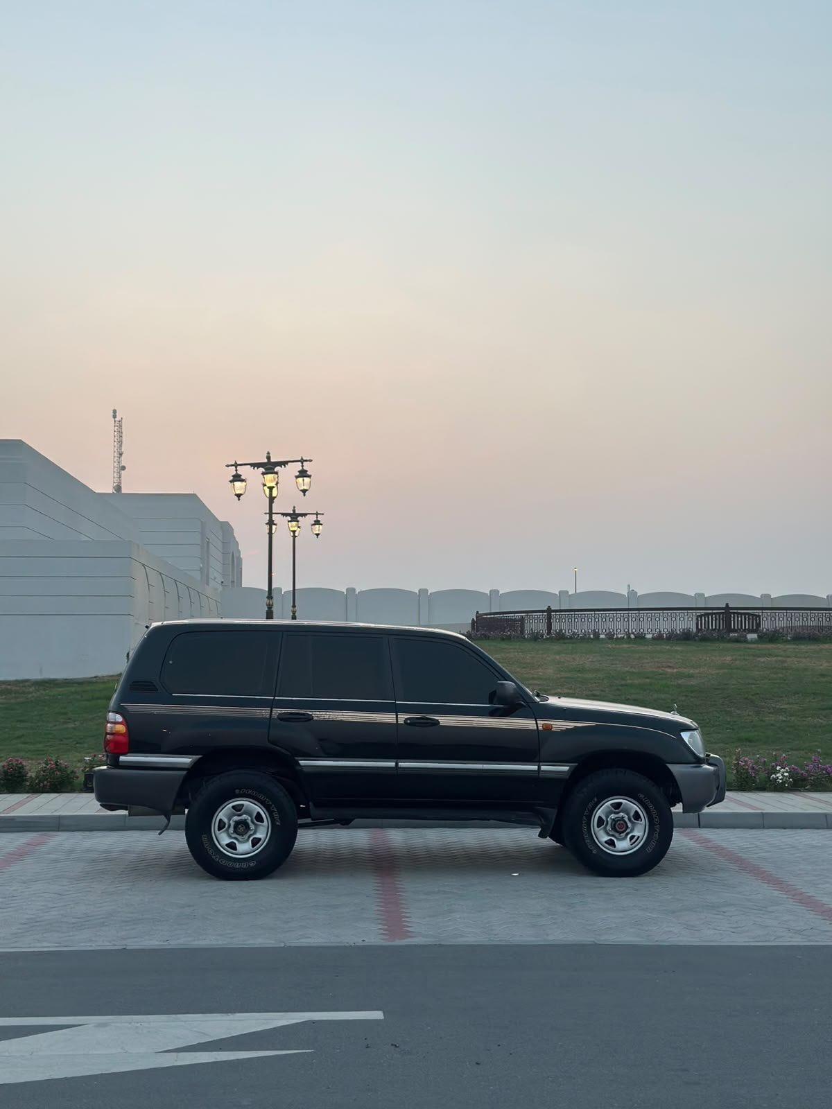 Car Image 1999 TOYOTA LAND CRUISER VX.R