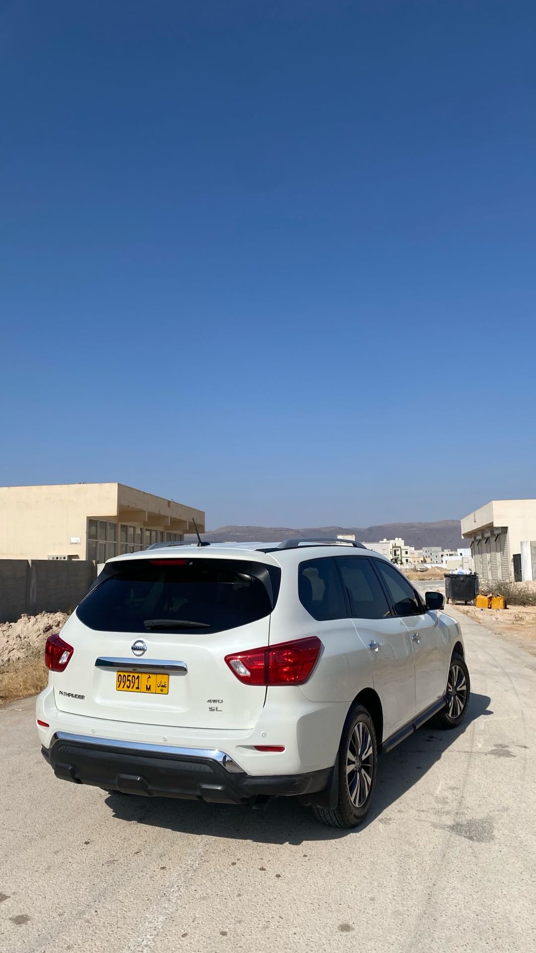 Car Image 2017 NISSAN PATHFINDER SL