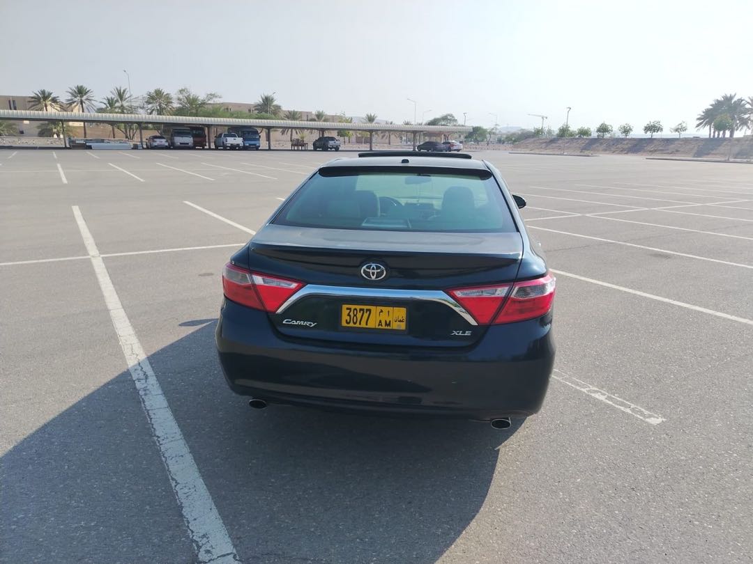 Car Image 2015 TOYOTA CAMRY XLE