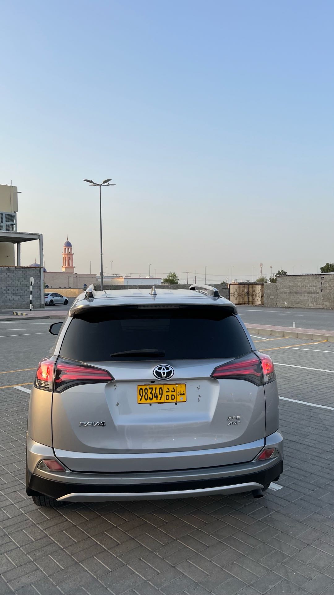 Car Image 2018 TOYOTA RAV4 XLE