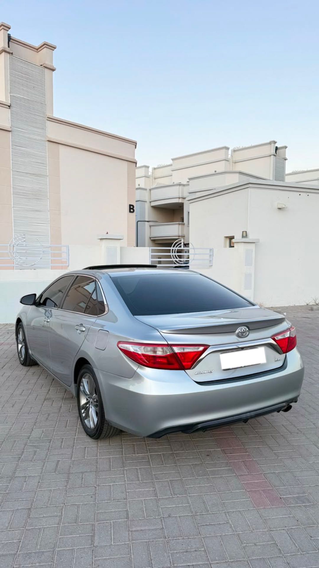 Car Image 2015 TOYOTA CAMRY SE