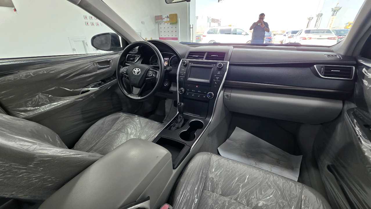 Car Image 2016 TOYOTA CAMRY LE