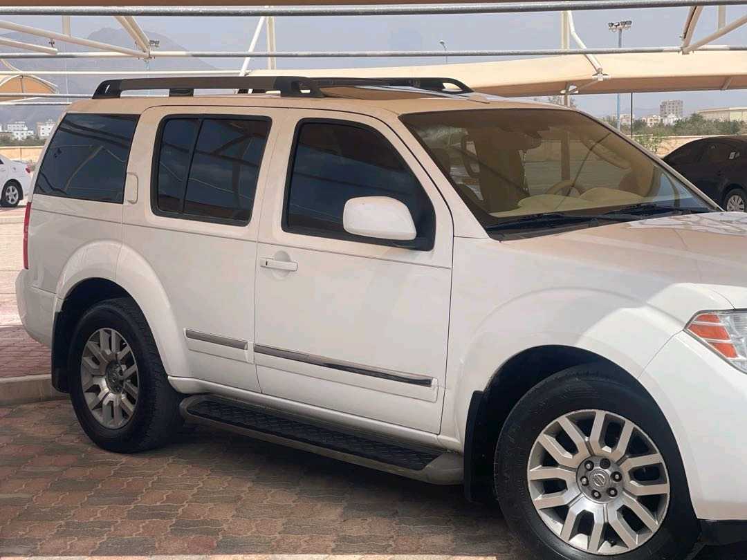Car Image 2011 NISSAN PATHFINDER LE