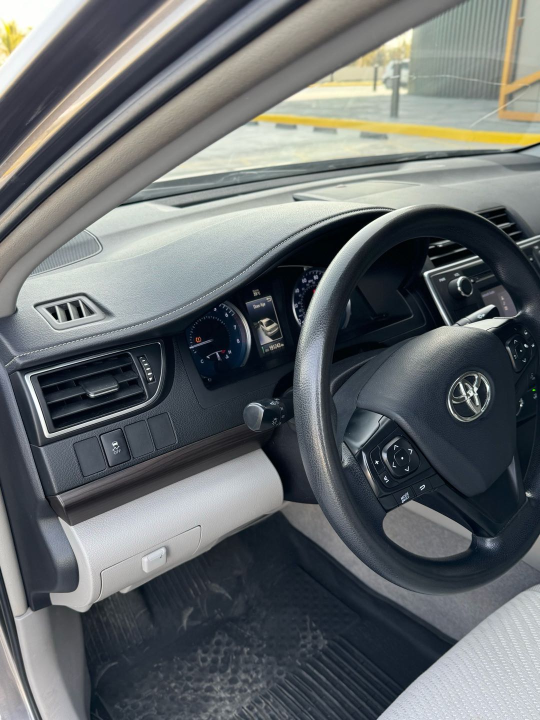 Car Image 2017 TOYOTA CAMRY LE