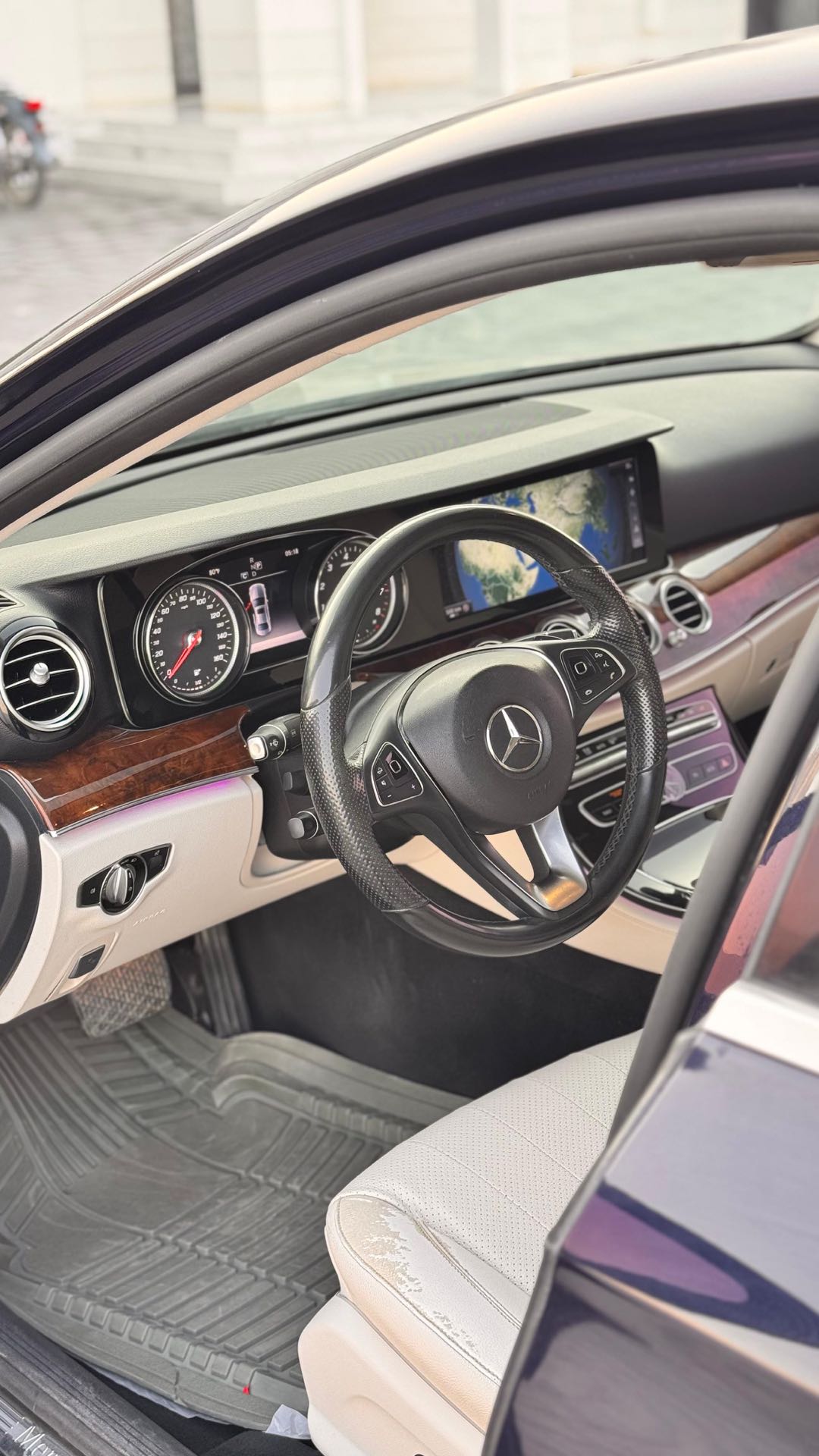 Car Image 2017 MERCEDES E Class 300