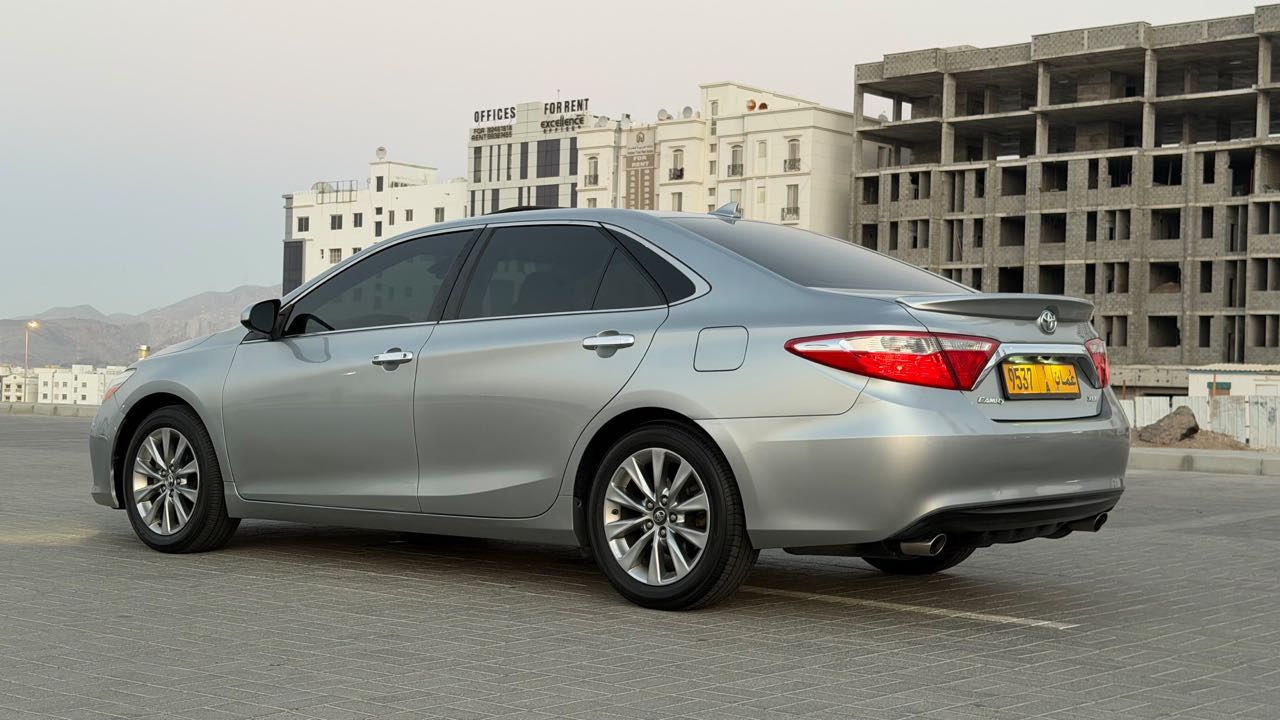 Car Image 2015 TOYOTA CAMRY XLE
