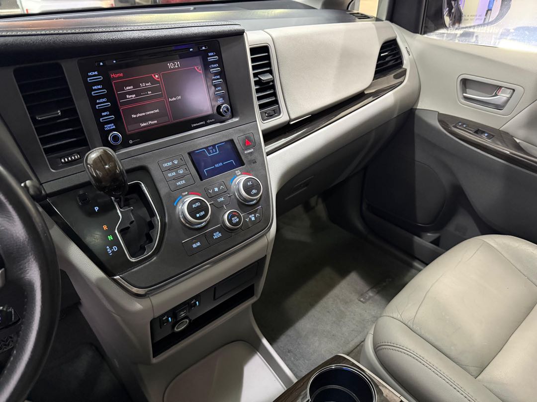 Car Image 2018 TOYOTA SIENNA 